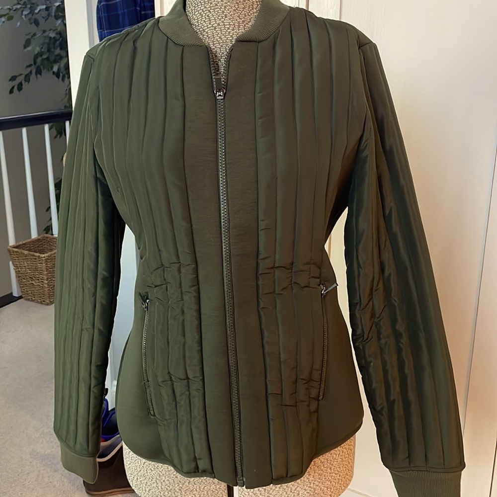 Cute fitted olive green jacket medium. 2 zippered pockets